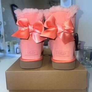 UGG MINI BAILEY BOW SATIN SHELL PINK SUEDE SHEEPSKIN WOMENS BOOTS SIZE 8 NEW